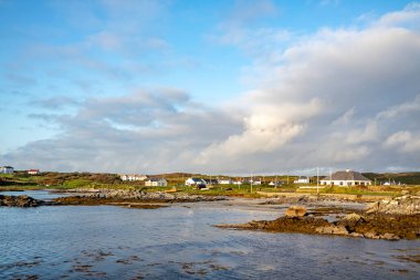 Gün batımında Rosbeg Limanı, County Donegal, İrlanda.