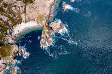 Donegal, İrlanda 'daki Muckros Head plajındaki kayalık sahil manzarası.