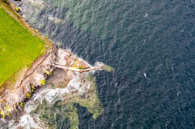 Donegal, İrlanda 'daki Muckros Head plajındaki iskelenin hava görüntüsü..
