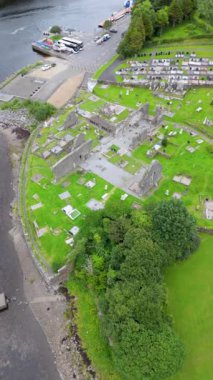 Donegal kasabasındaki tarihi Manastır Mezarlığı, 1474 yılında Hugh O Donnell tarafından İrlanda 'nın Donegal ilçesinde inşa edilmiştir.
