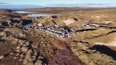 Donegal, İrlanda 'da Rosbeg' in güzel sahillerindeki hava manzaralı mobil evler.