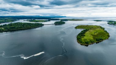 İrlanda 'daki Ballyboyle Adası da dahil Donegal Körfezi adalarının havadan görünüşü.