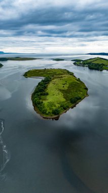 İrlanda 'daki Ballyboyle Adası da dahil Donegal Körfezi adalarının havadan görünüşü.
