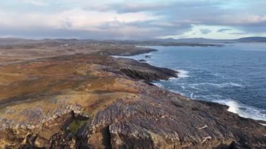 Donegal İlçesi 'ndeki Dawros' un güzel sahil şeridinde taş bir sütunun havadan görünüşü - İrlanda.