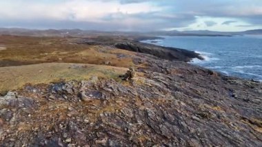 Donegal İlçesi 'ndeki Dawros' un güzel sahil şeridinde taş bir sütunun havadan görünüşü - İrlanda.
