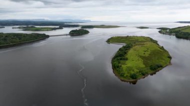 İrlanda 'daki Ballyboyle Adası da dahil Donegal Körfezi adalarının havadan görünüşü.