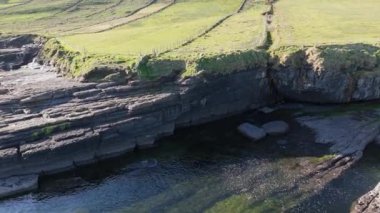 İrlanda 'nın Donegal ilçesindeki gizli şelaleye yakın güzel büyük kıyı şeridinin havası..