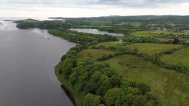 Revlin şehrinin ve Donegal kasabasının su otobüsünün havadan görünüşü, İrlanda.