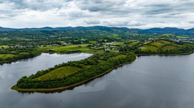 Donegal kasabası İrlanda 'nın Revlin kentinin havadan görünüşü.