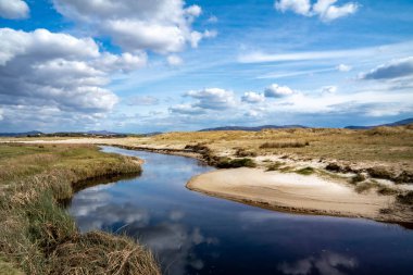 Donegal 'de Ardara ile Portnoo arasında Sheskinmore Doğa Koruma Alanı' ndan Ballinravey Caddesi 'ne akan akarsu.