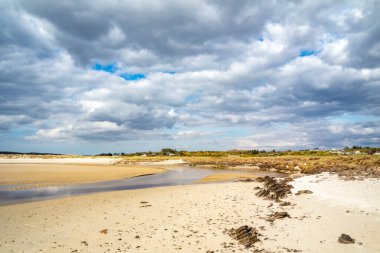 Donegal 'de Ardara ve Portnoo arasındaki Ballinravey Strand - İrlanda.