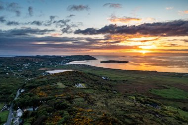 Donegal İlçesi 'nde, Portnoo ve Narin' de güzel bir günbatımı manzarası.