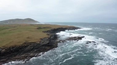 Sisli ve sisli bir kış gününde Inishkeel Adası 'nın havadan görünüşü Portnoo, Donegal, İrlanda