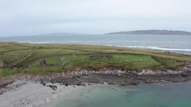 Sisli ve sisli bir kış gününde Inishkeel Adası 'nın havadan görünüşü Portnoo, Donegal, İrlanda