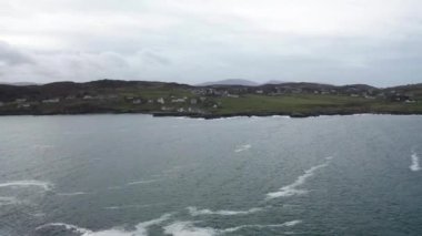 Puslu ve sisli bir kış gününde limanın havadan görünüşü - Portnoo, County Donegal, İrlanda