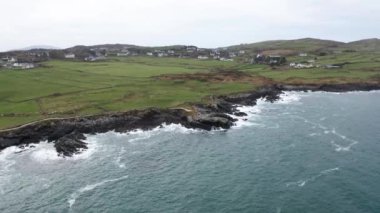 Puslu ve puslu bir kış gününde yeni bir bakış açısı - Portnoo, County Donegal, İrlanda