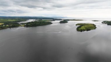 İrlanda 'daki Ballyboyle Adası da dahil Donegal Körfezi adalarının havadan görünüşü.