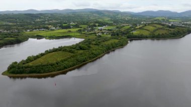 Donegal kasabası İrlanda 'nın Revlin kentinin havadan görünüşü.