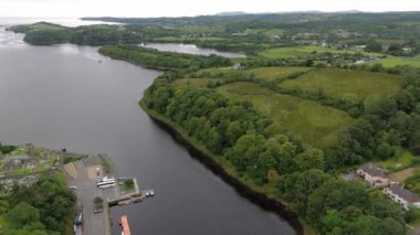 Donegal kasabası İrlanda 'nın Revlin kentinin havadan görünüşü.