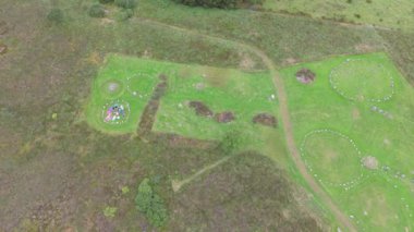 Kuzey İrlanda, Tyrone 'da, Cookstown' daki Blackrock Yolu 'ndaki Beaghmore Stone kavşağında ibadet eden bir grup kadının hava görüntüsü..