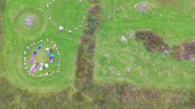 Kuzey İrlanda, Tyrone 'da, Cookstown' daki Blackrock Yolu 'ndaki Beaghmore Stone kavşağında ibadet eden bir grup kadının hava görüntüsü..