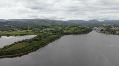 Donegal kasabası İrlanda 'nın Revlin kentinin havadan görünüşü.