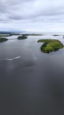 İrlanda 'daki Ballyboyle Adası da dahil Donegal Körfezi adalarının havadan görünüşü.