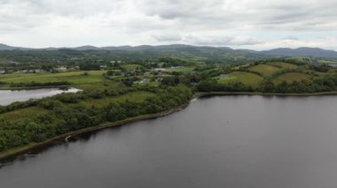 Donegal kasabası İrlanda 'nın Revlin kentinin havadan görünüşü.