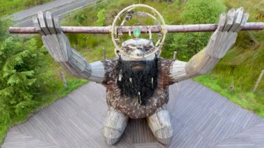 DAVAGH Ormanı, OMAGH KOMU, NORTHERN İRELAND - 07 Temmuz 2024: yıldız gözlemcisi devin adı Ceoldan.