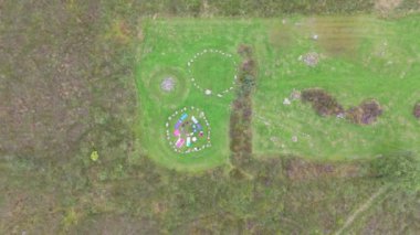 Kuzey İrlanda, Tyrone 'da, Cookstown' daki Blackrock Yolu 'ndaki Beaghmore Stone kavşağında ibadet eden bir grup kadının hava görüntüsü..