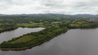 Donegal kasabası İrlanda 'nın Revlin kentinin havadan görünüşü.