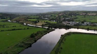 Kuzey İrlanda 'da Strabane tarafındaki Foyle Nehri' nin havadan görünüşü..