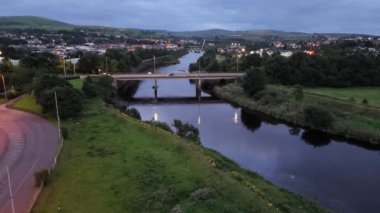 Kuzey İrlanda 'daki Strabane' deki Mourne Nehri üzerindeki köprünün hava görüntüsü..