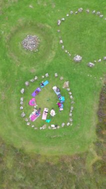 Kuzey İrlanda, Tyrone 'da, Cookstown' daki Blackrock Yolu 'ndaki Beaghmore Stone kavşağında ibadet eden bir grup kadının hava görüntüsü..