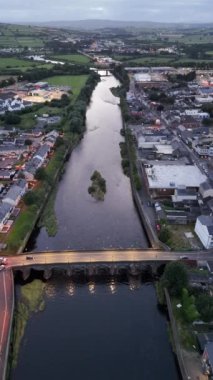 Kuzey İrlanda 'daki Strabane' deki Mourne Nehri üzerindeki köprünün hava görüntüsü..