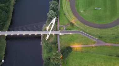 Kuzey İrlanda 'daki Strabane' deki Mourne Nehri üzerindeki köprünün hava görüntüsü..