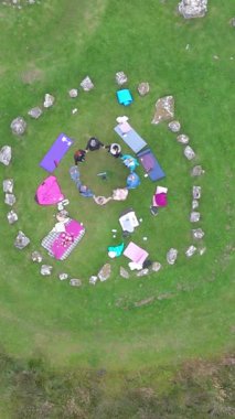 Kuzey İrlanda, Tyrone 'da, Cookstown' daki Blackrock Yolu 'ndaki Beaghmore Stone kavşağında ibadet eden bir grup kadının hava görüntüsü..