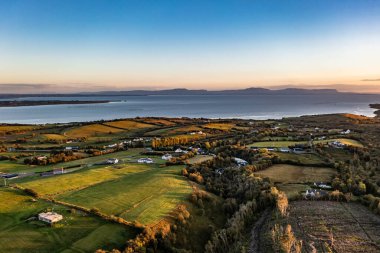 Dunkineely ve Inver arasındaki Knocknahorna 'nın İrlanda Cumhuriyeti Donegal ilçesindeki hava manzarası..