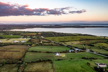 Dunkineely ve Inver arasındaki Knocknahorna ve Kilmacreddan 'ın İrlanda Cumhuriyeti' nin Donegal ilçesindeki hava manzarası..