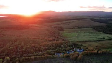 Tonregee 'nin İrlanda Cumhuriyeti Donegal ilçesindeki Dunkineely ve Inver arasındaki hava görüntüsü.