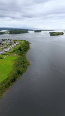 İrlanda 'daki Ballyboyle Adası da dahil Donegal Körfezi adalarının havadan görünüşü.
