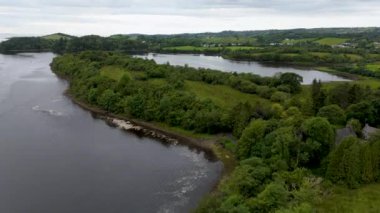 Donegal kasabası İrlanda 'nın Revlin kentinin havadan görünüşü.