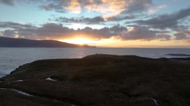 Donegal İlçesi 'ndeki Dawros kıyı şeridinin havadan görüntüsü - İrlanda.