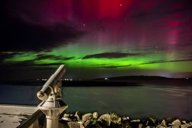 Aurora Borealis, kuzey ışıkları Portnoo, Donegal, İrlanda 'da ortaya çıkıyor.