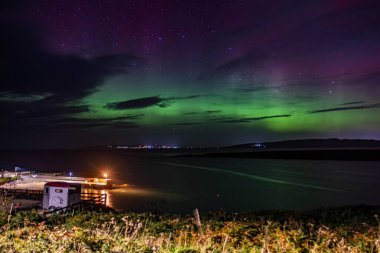 Aurora Borealis, kuzey ışıkları Portnoo, Donegal, İrlanda 'da ortaya çıkıyor.