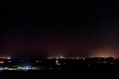 Donegal, İrlanda üzerinden Starlink uydularının geçişi.