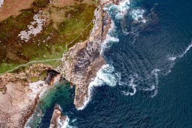 Donegal, İrlanda 'daki Muckros Head plajındaki kayalık sahil manzarası.