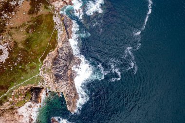 Donegal, İrlanda 'daki Muckros Head plajındaki kayalık sahil manzarası.