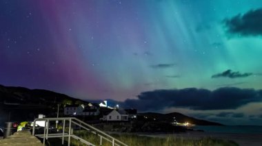 Aurora Borealis, kuzey ışıkları Portnoo, Donegal, İrlanda 'da ortaya çıkıyor.