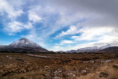 Donegal 'in en yüksek dağı olan kışın Errigal Dağı' nın havadan görünüşü - İrlanda